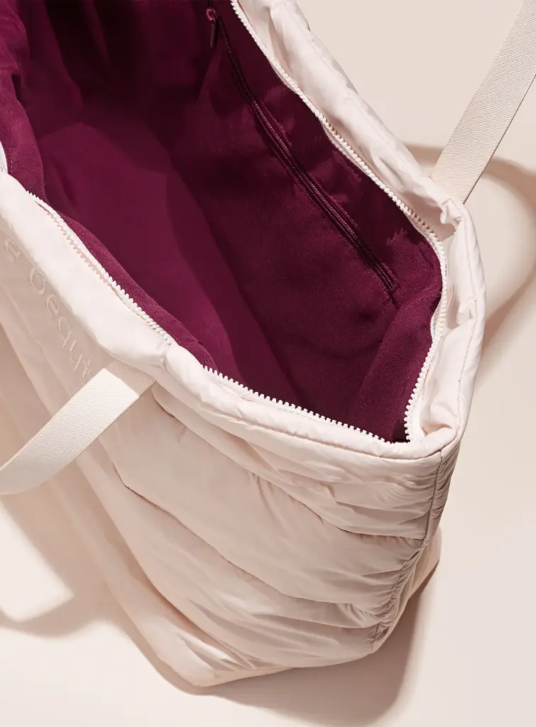 puffy-traveler-tote-interior-1440x1952.webp