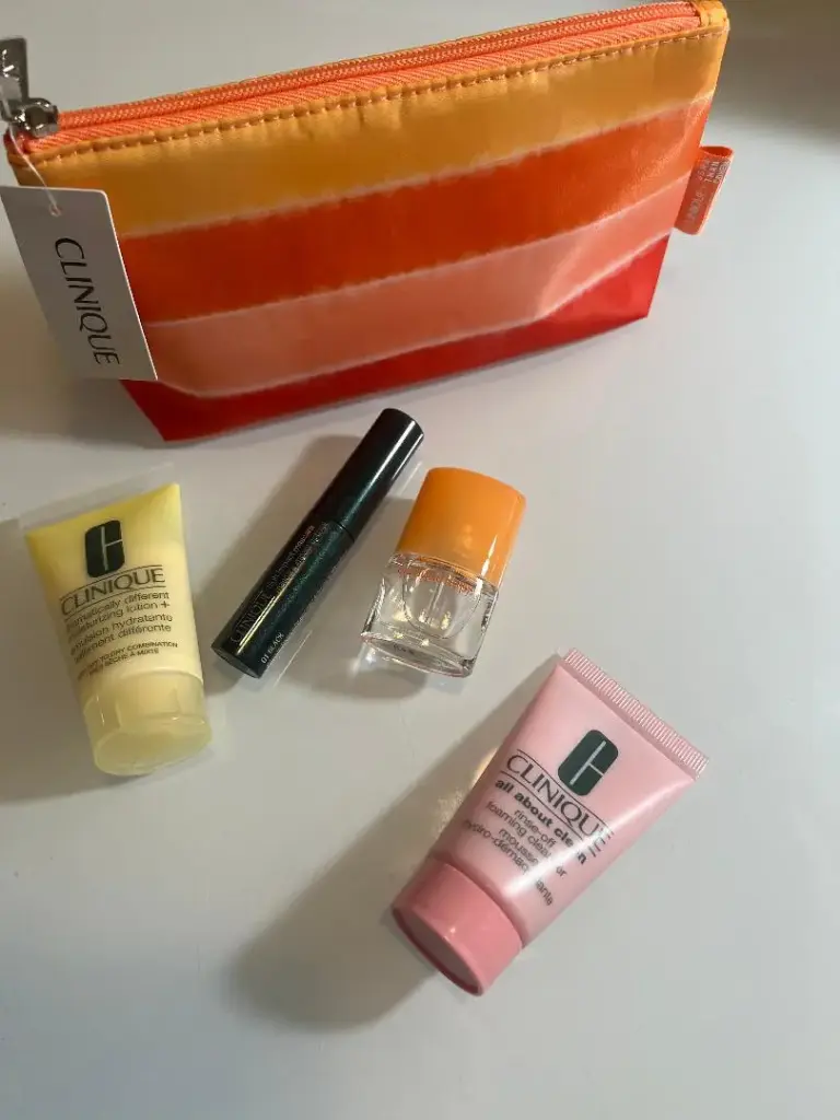 Clinique mini bag set (all about cleanser, Moisturizer, mini happy Perfume, high impact mascara