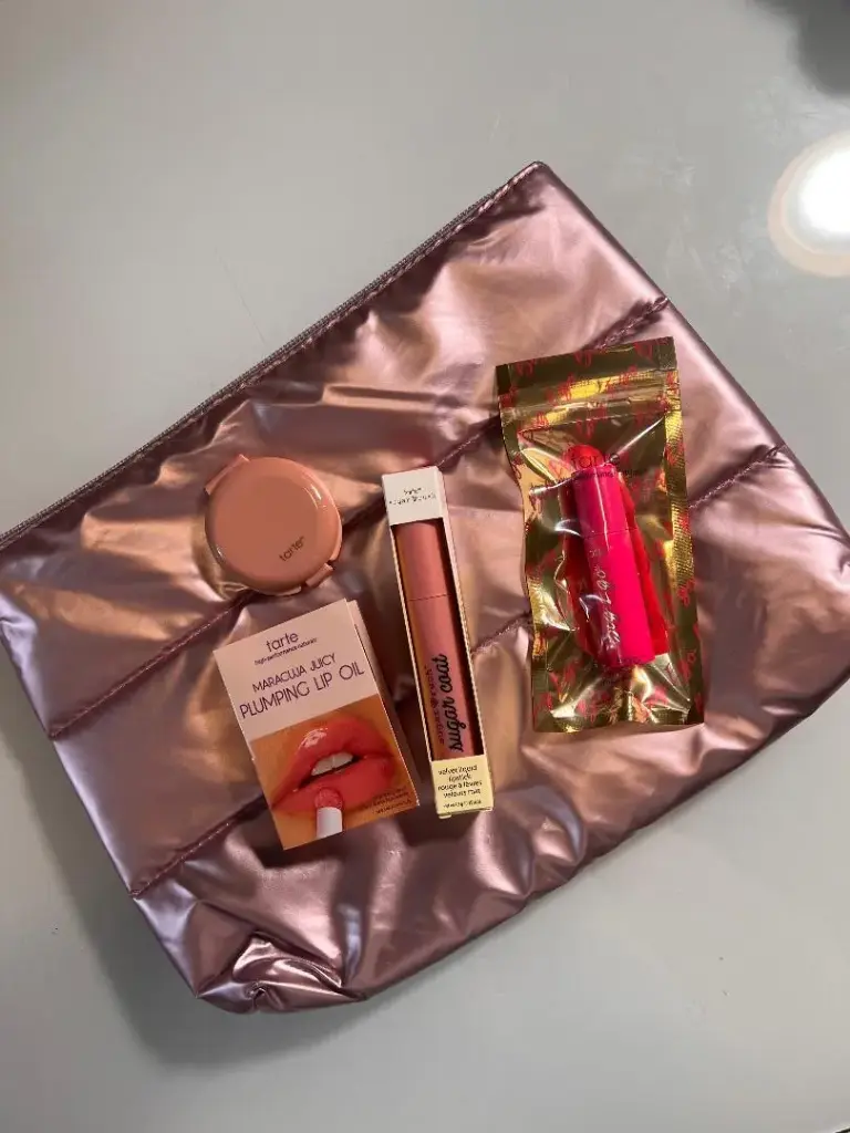 Tarte mini bag set mascara ,lipstick , lip gloss . blush 