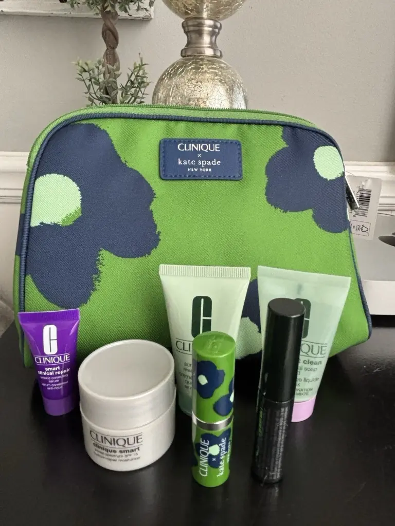 Clinique X Kate Spade New York bag set (clinique smart moisturizer ,all about skin liquid soap ,high impact mascara ,smart clinical repair wrinkle repair serum, 7 day scrub cream ,lipstick plum pop) 