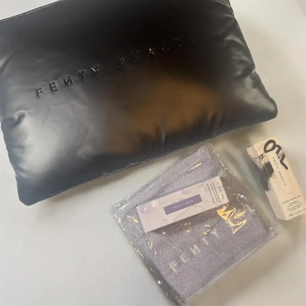Fenty Beauty  Set (wash cloth,Gloss Bomb Oil Luminizing Lip Oil 'N Gloss full size superfine suga ,large makeup bag ,mini total 
cleanser )